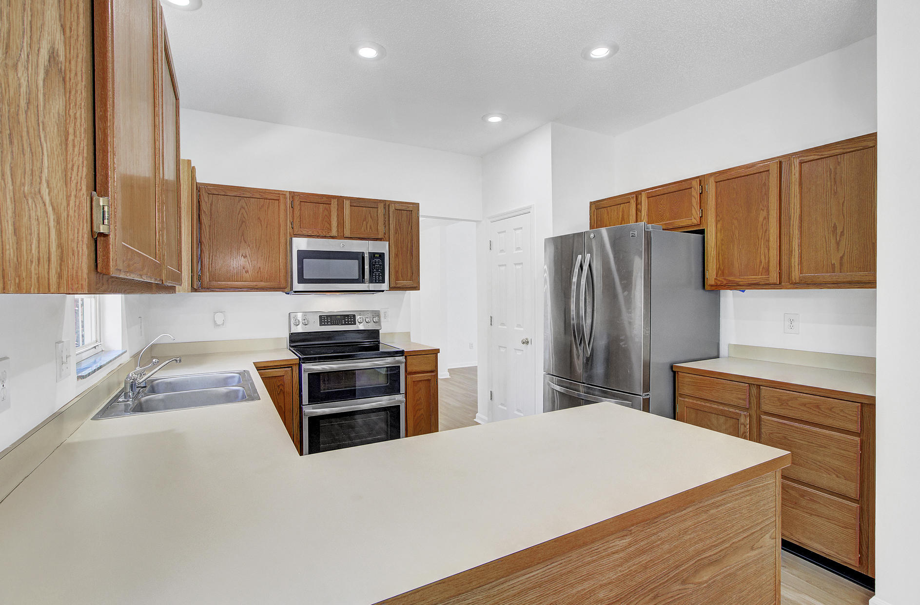 128 Whaler Road Summerville, SC 29485 - Photo 15 of 45 Kitchen