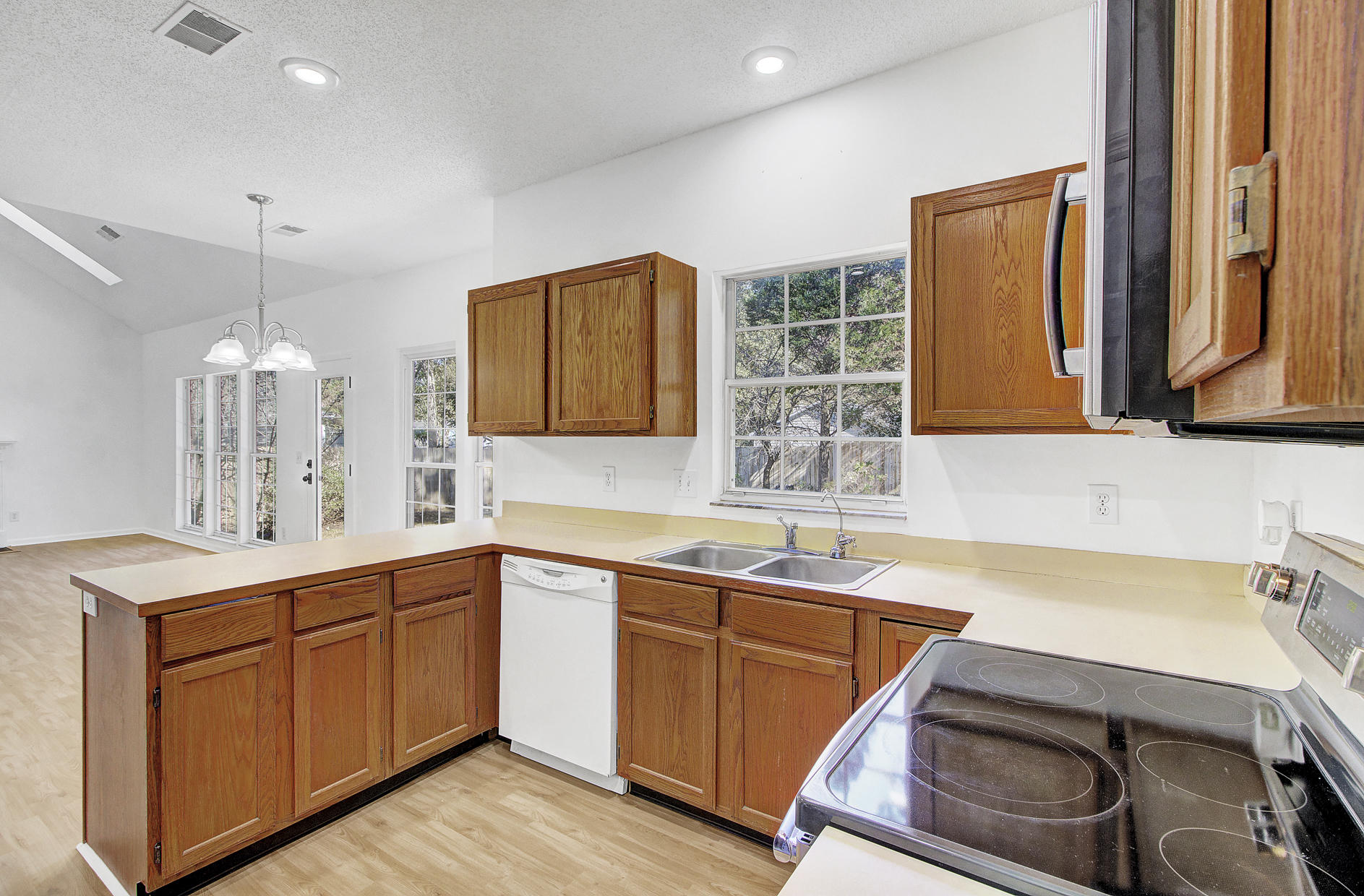 128 Whaler Road Summerville, SC 29485 - Photo 16 of 45 Kitchen