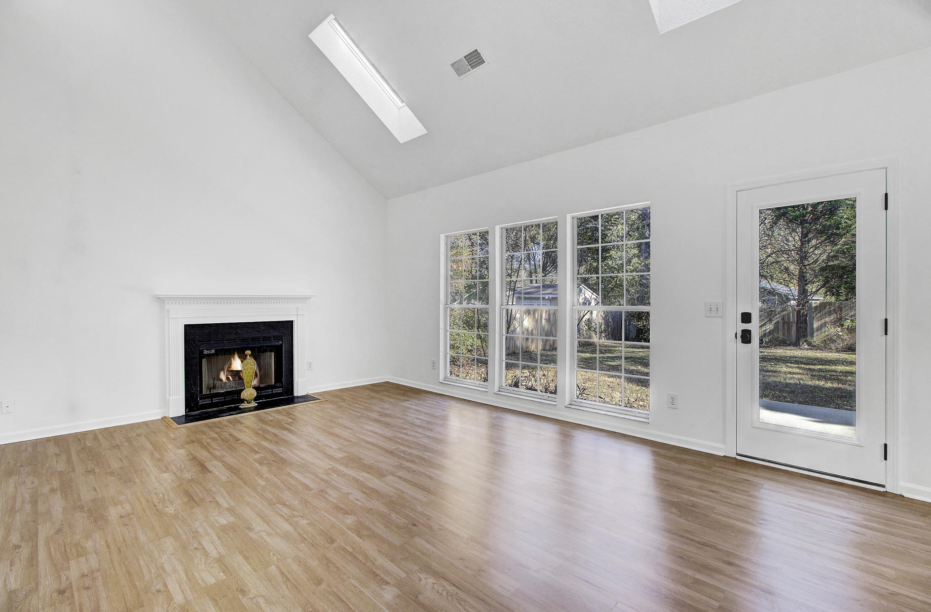 128 Whaler Road Summerville, SC 29485 - Photo 20 of 45 Huge family room