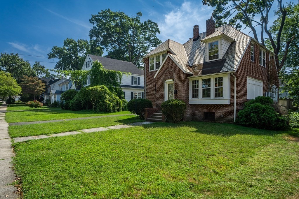 35 Bronson Terrace Springfield, MA 01108 - Photo 34 of 39 a front view of house with yard and green space