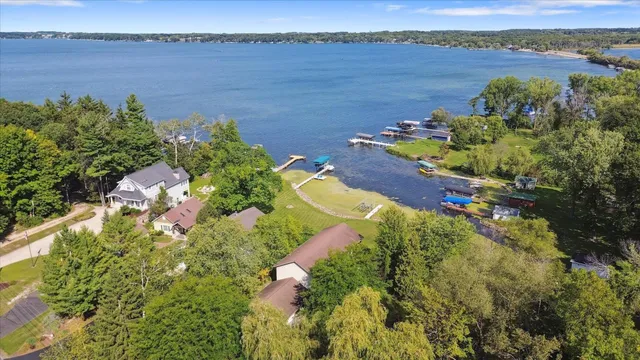 $950,000 | W954 Spring Grove Road, Ripon, WI 54971