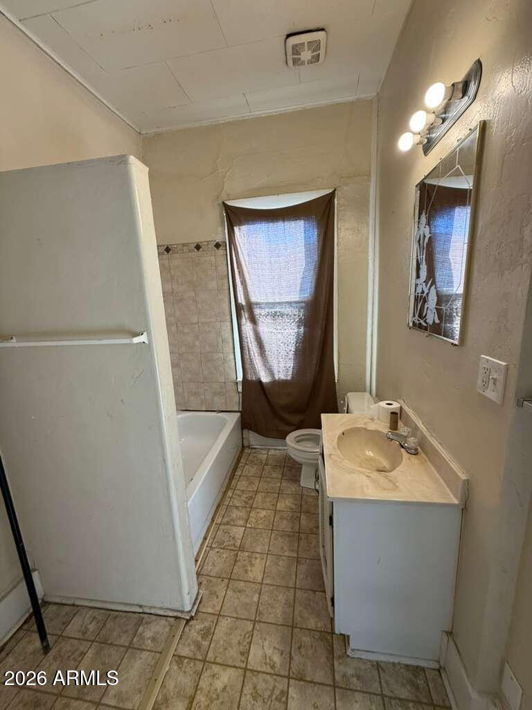 1014 East 14th Street Douglas, AZ 85607 - Photo 23 of 38 a bathroom with a sink a mirror and a bath tub