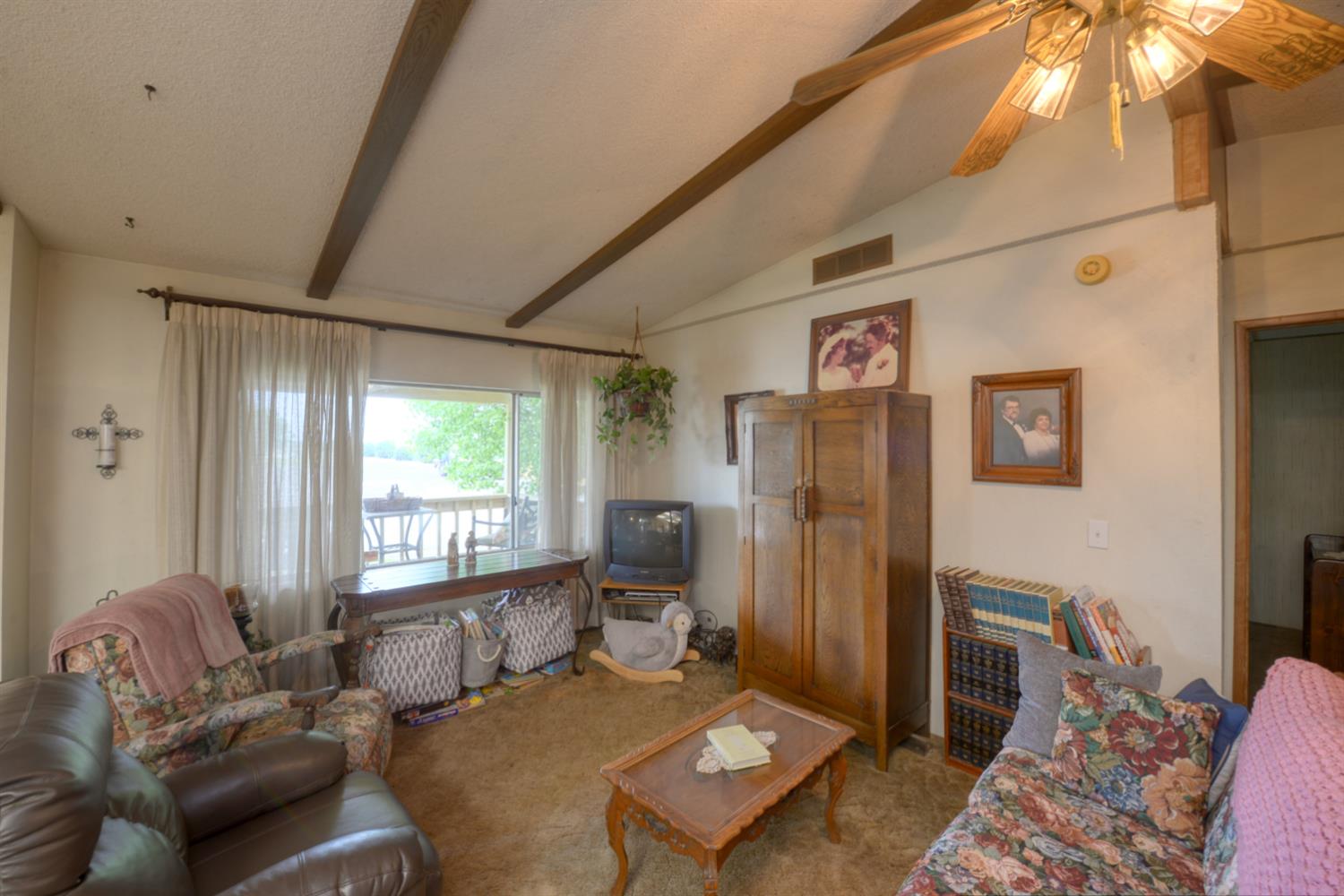 1471 Highway 33 Gustine, CA 95322 - Photo 41 of 57 a living room with furniture and a window