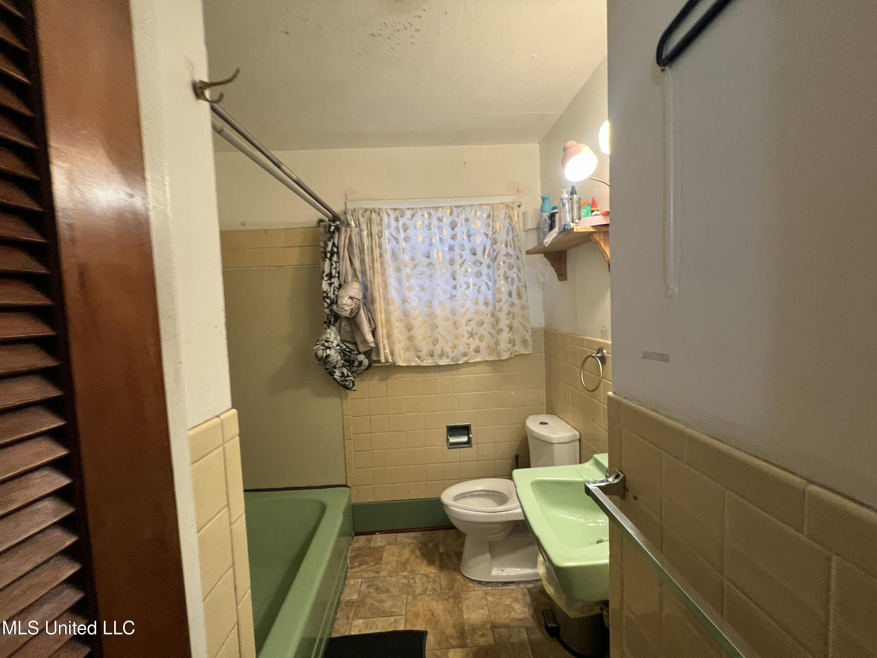 130 Rebel Circle Jackson, MS 39212 - Photo 7 of 12 Bathroom