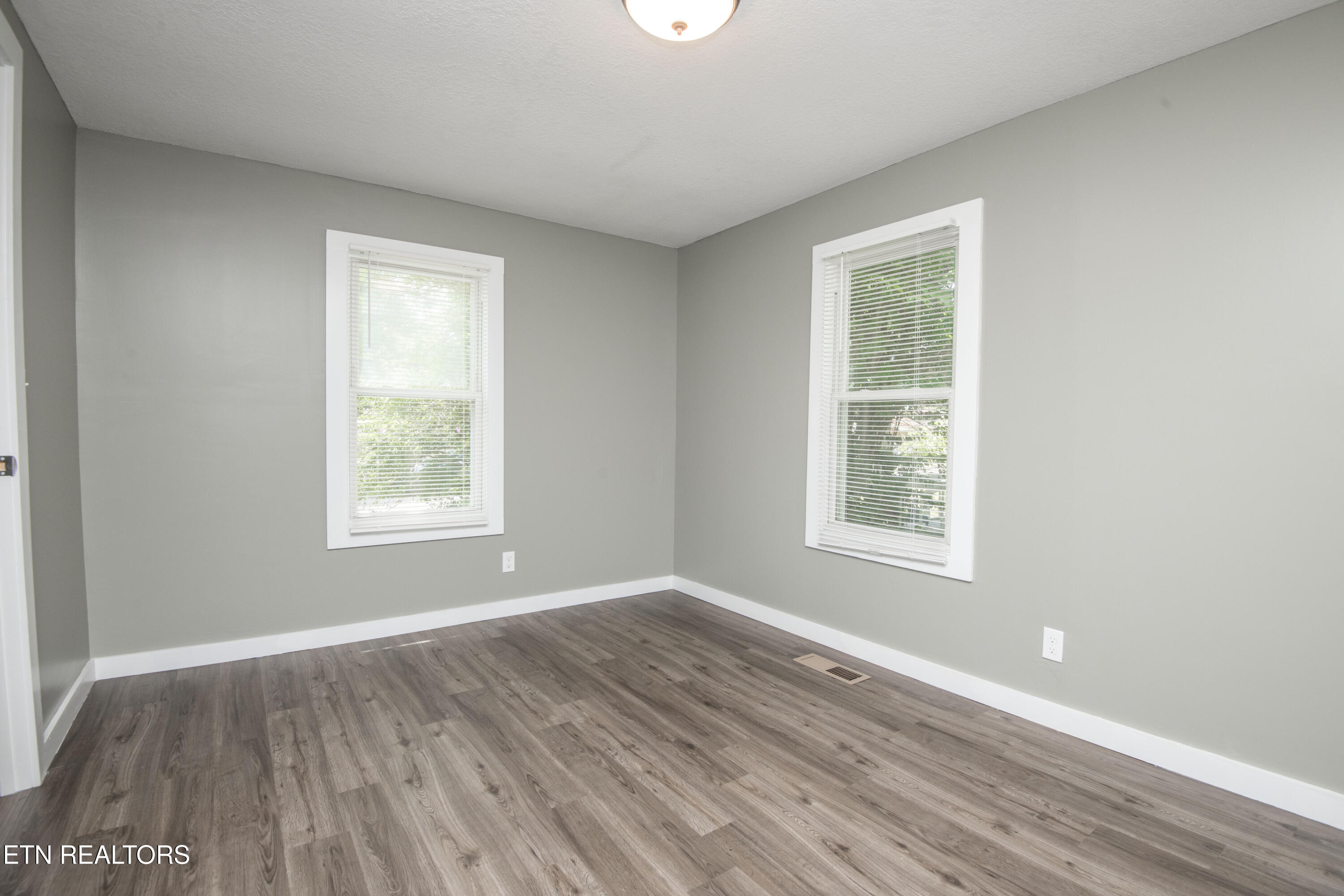 912 Medaris Street Clinton, TN 37716 - Photo 31 of 44 second bed