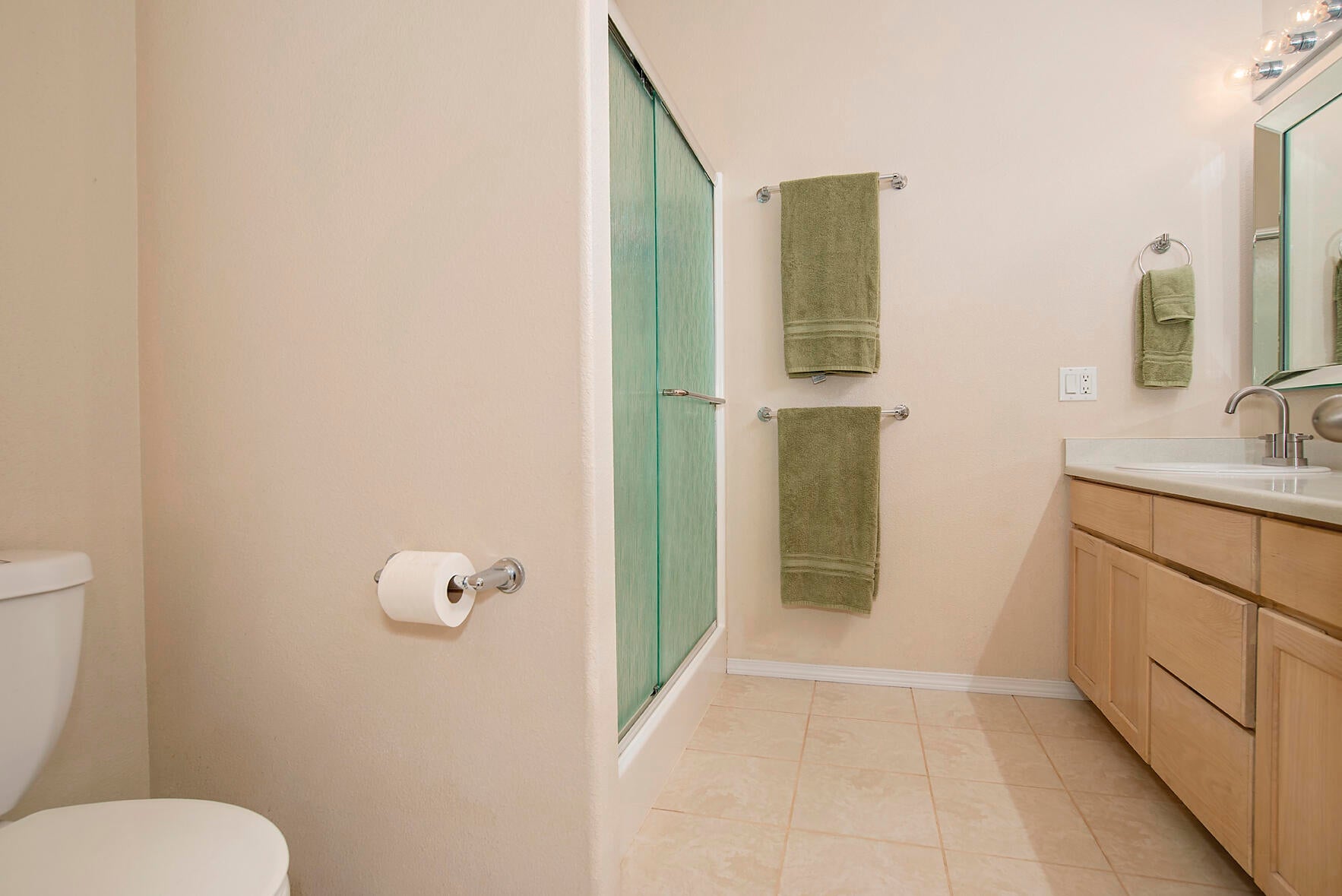 646 Raven Road Central Point, OR 97502 - Photo 47 of 74 Master Bath