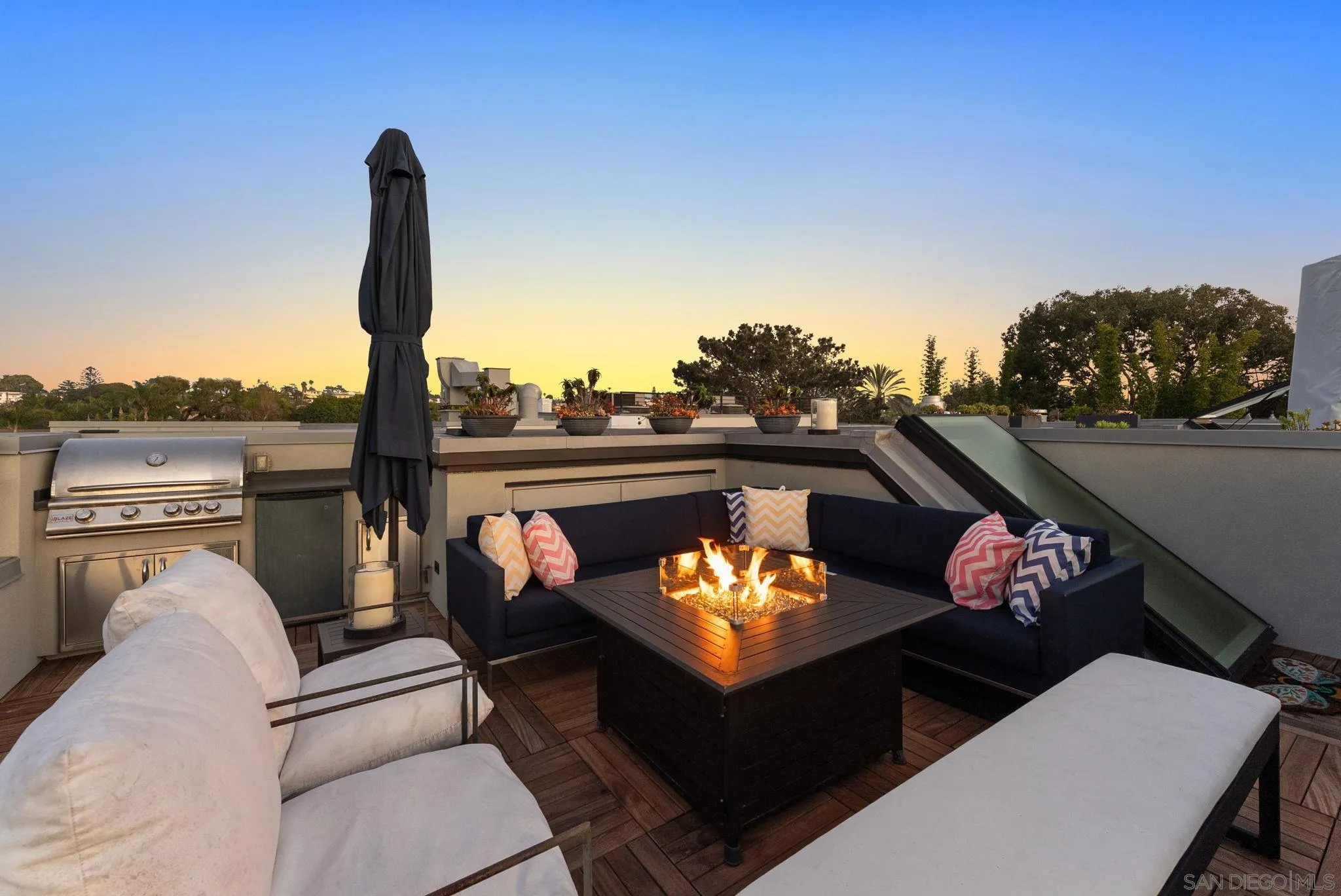 768 North Coast Highway 101 Encinitas, CA 92024 - Photo 27 of 68 a view of a outdoor seating area