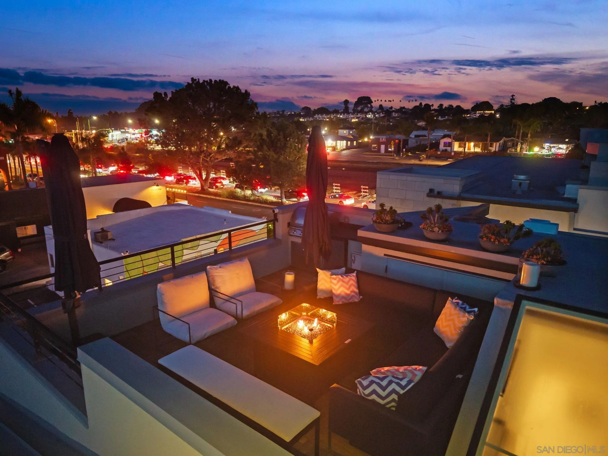 768 North Coast Highway 101 Encinitas, CA 92024 - Photo 31 of 68 a view of a balcony with an outdoor seating