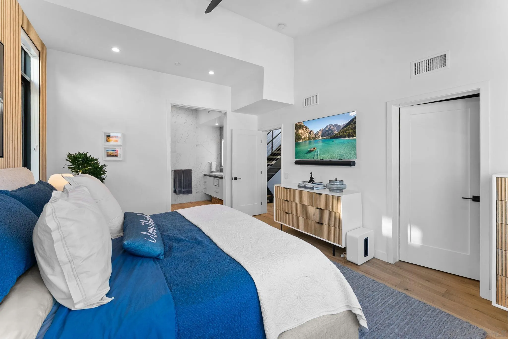 768 North Coast Highway 101 Encinitas, CA 92024 - Photo 35 of 68 a spacious bedroom with a bed and a flat screen tv