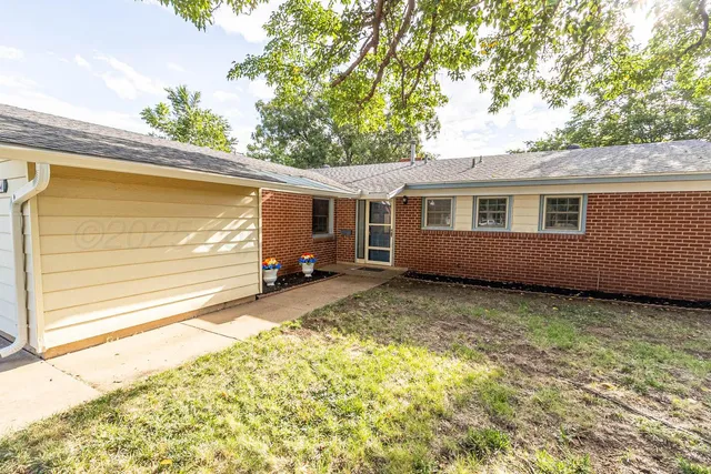 a view of a house with a backyard