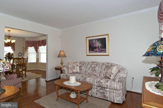 1934 Windys Run Road Baltimore, MD 21228 - Photo 4 of 19 Living Room