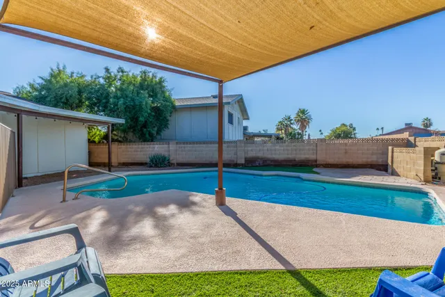 a view of a backyard