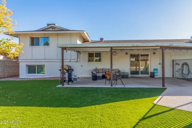 a view of a house with a backyard