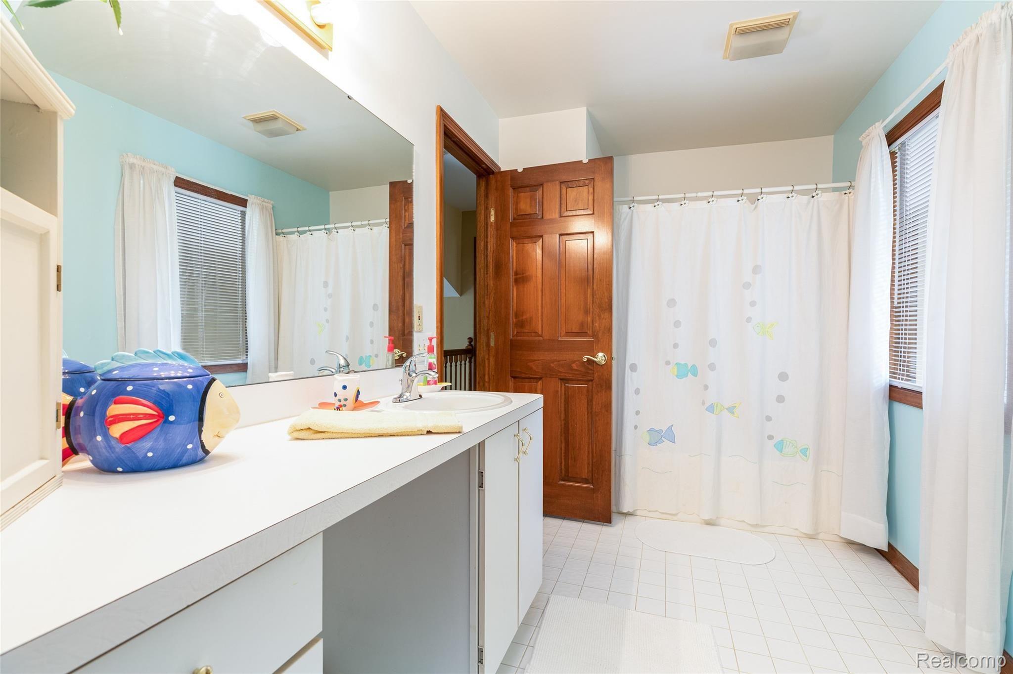 7751 Ridge Road Canton, MI 48187 - Photo 32 of 48 Upper Level Full Bath