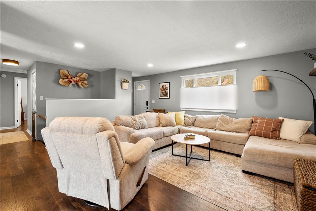 137 Walnut Strand Imperial, PA 15126 - Photo 6 of 37 a living room with furniture and a night stand