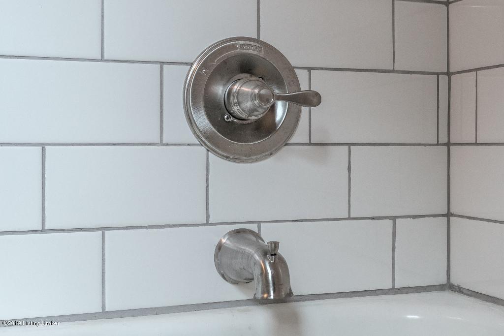 4104 Plymouth Road Louisville, KY 40207 - Photo 11 of 22 Bath Fixtures