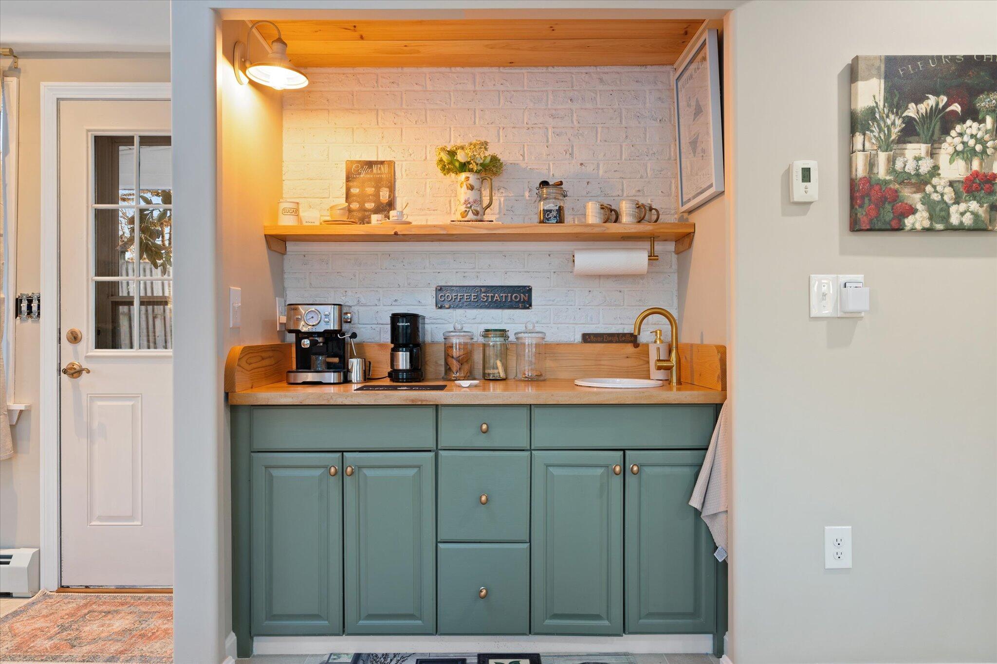201 Clyde Road Bangor, ME 04401 - Photo 20 of 55 20-Breakfast Bar