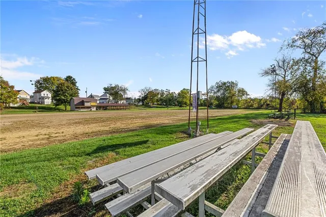 a view of a back yard