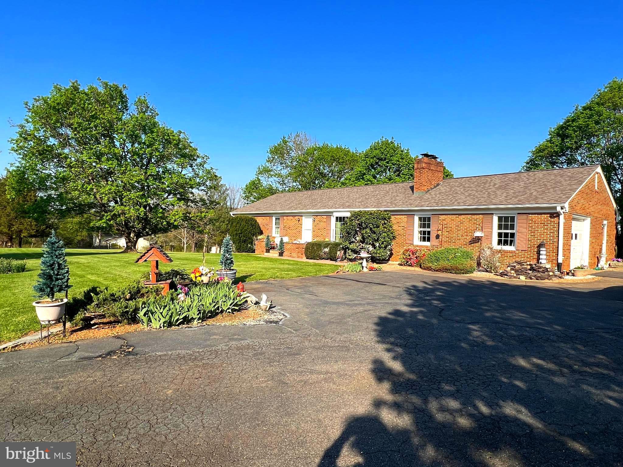 9305 Old Waterloo Road Warrenton, VA 20186 - Photo 3 of 63 Beautiful, cared-for Landscaping and Parking Lot.