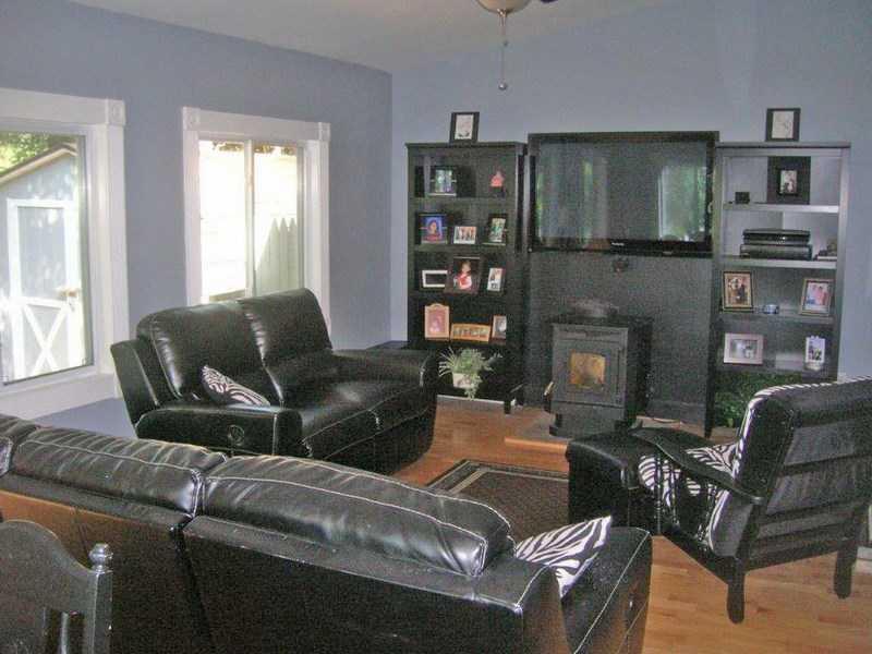 64 Hillside Road Orono, ME 04473 - Photo 9 of 32 Living Room.