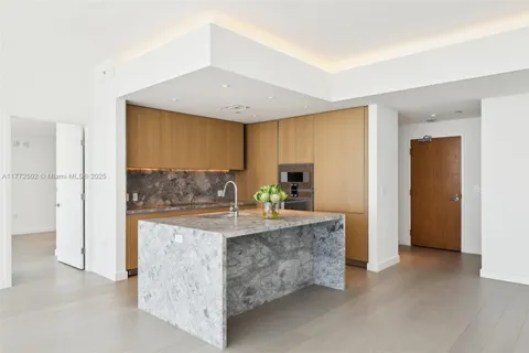 $14,000,000 | 500 Alton Road, Unit 4201 05, Miami Beach, FL 33139