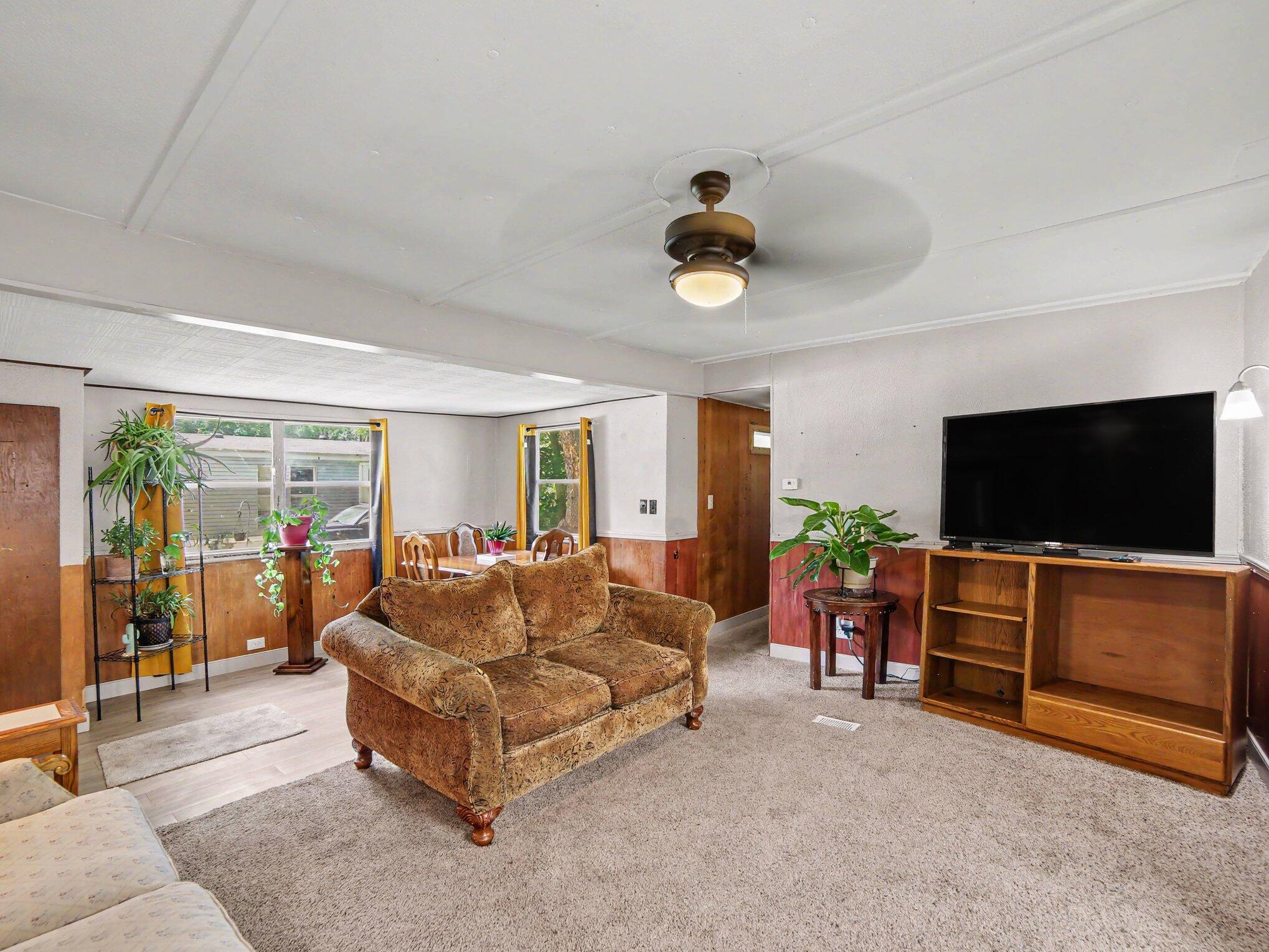 5648 West Johnson Road Ludington, MI 49431 - Photo 7 of 22 Living room