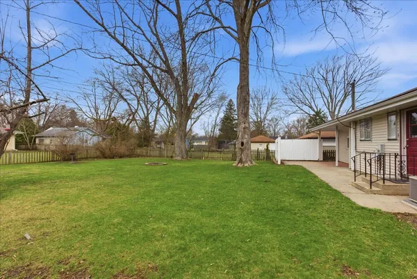 $2,500 | 5 Crescent Road, Lake Zurich, IL 60047