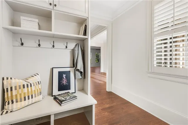 a view of livingroom with furniture