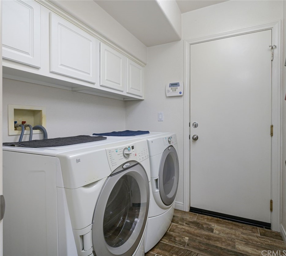 33915 Pinehurst Drive Yucaipa, CA 92399 - Photo 16 of 33 a utility room with dryer and washer