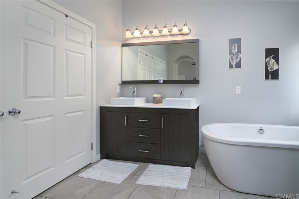 33915 Pinehurst Drive Yucaipa, CA 92399 - Photo 20 of 33 a bathroom with a bathtub sink and mirror