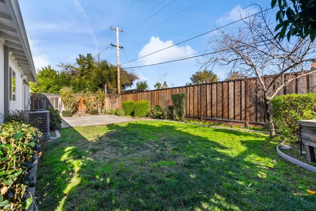 a view of yard with green space
