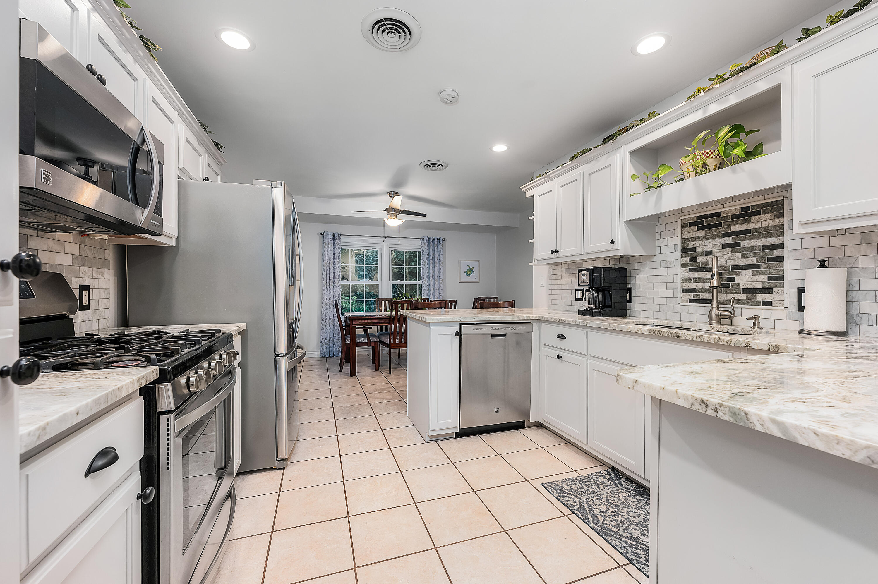 136 Ferry Road Northeast Fort Walton Beach, FL 32548 - Photo 19 of 41 kitchen