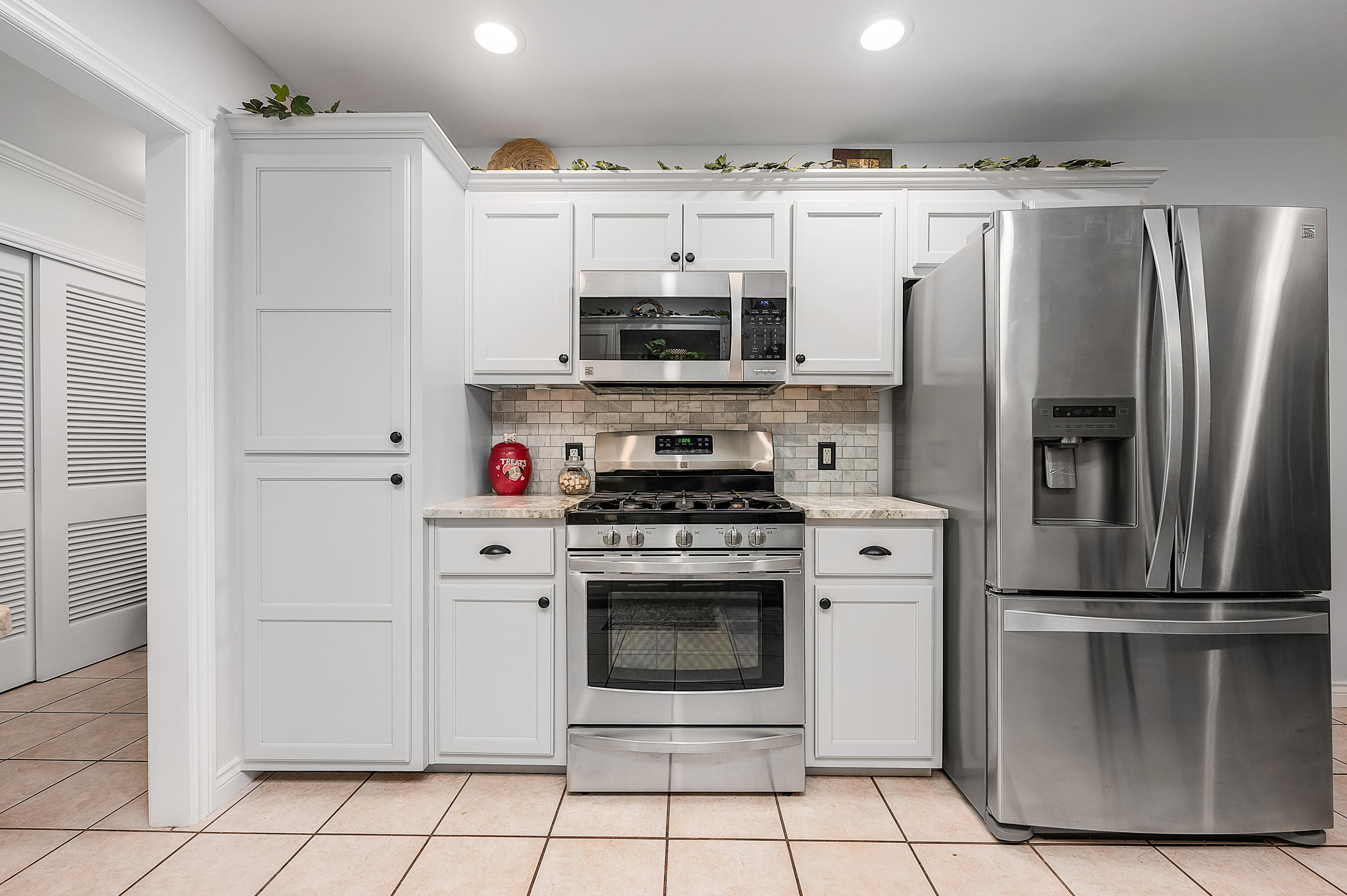 136 Ferry Road Northeast Fort Walton Beach, FL 32548 - Photo 21 of 41 kitchen