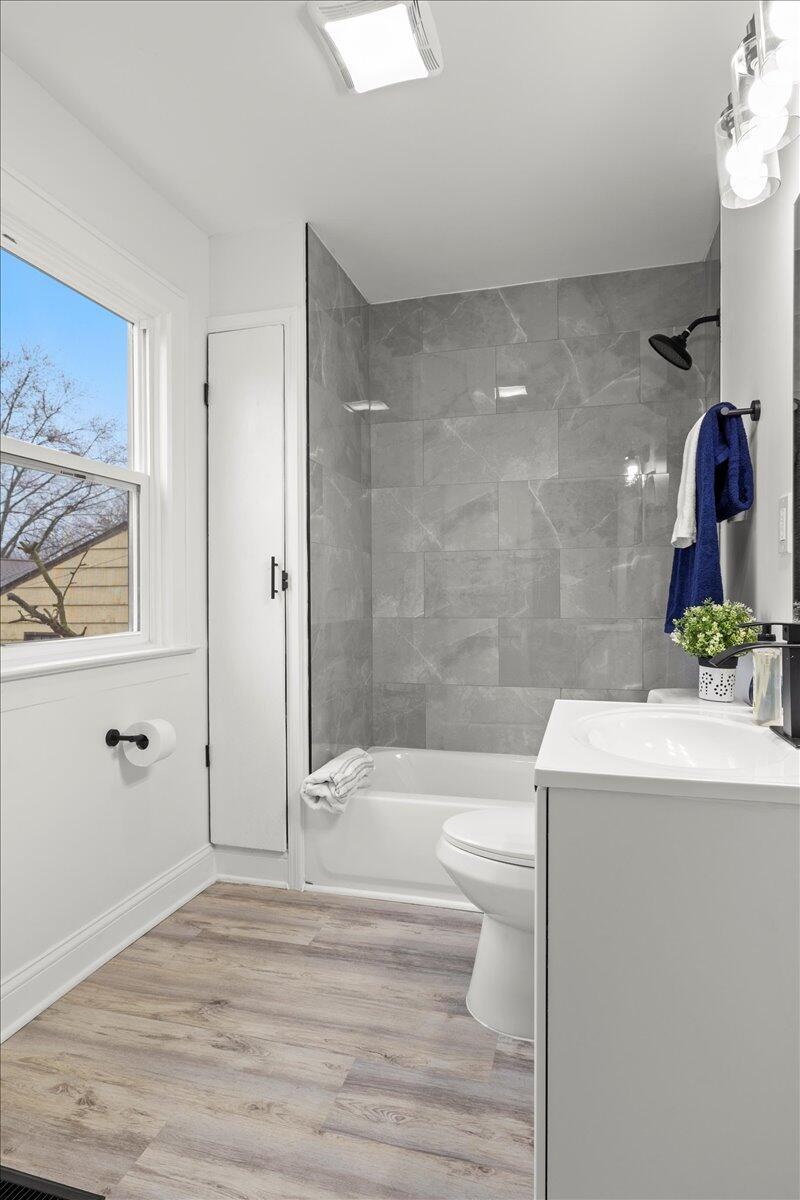 1063 Northridge Road Columbus, OH 43224 - Photo 14 of 28 14-Bathroom