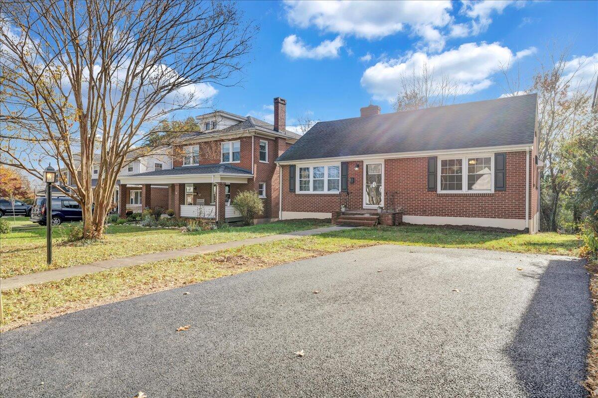 2460 Tillett Road Southwest Roanoke, VA 24015 - Photo 3 of 30 25-MIB07185