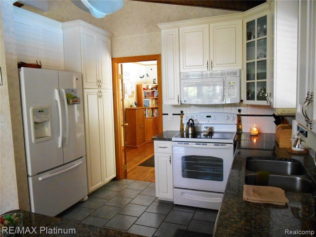 10875 Reynard Road Brighton, MI 48114 - Photo 11 of 52 Kitchen1.JPG
