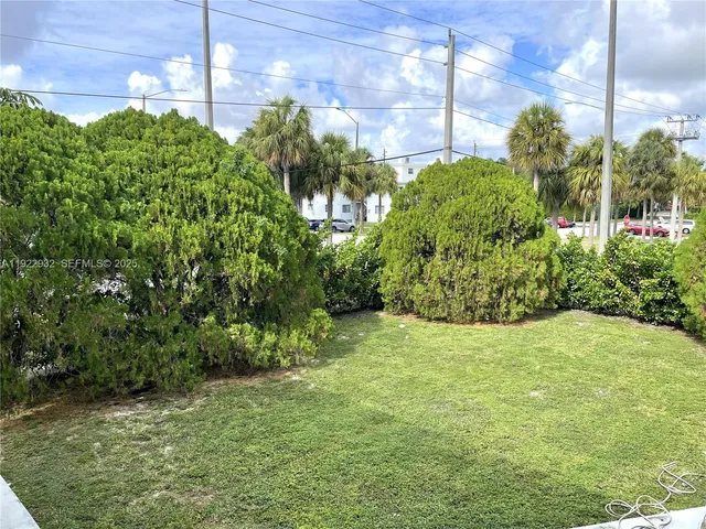 a view of a yard with a house