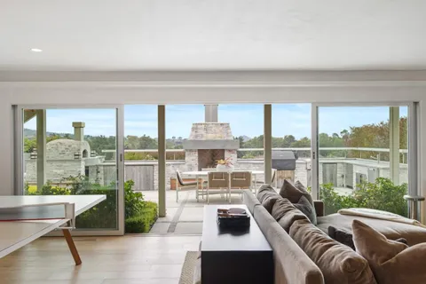a view of sitting area with furniture