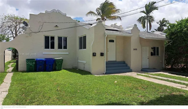 a view of front of a house with a yard
