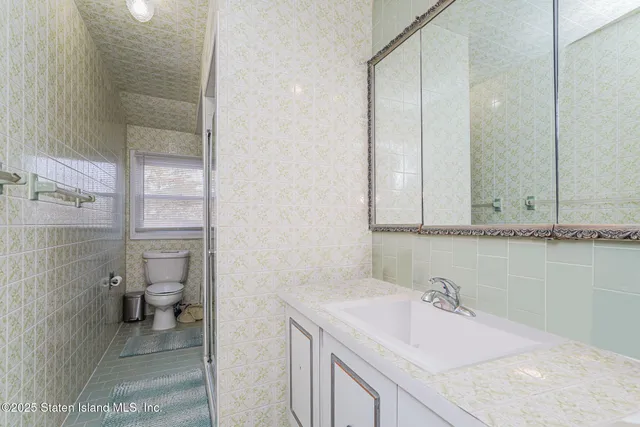 $1,299,999 | 872 Edgegrove Avenue | Woodrow