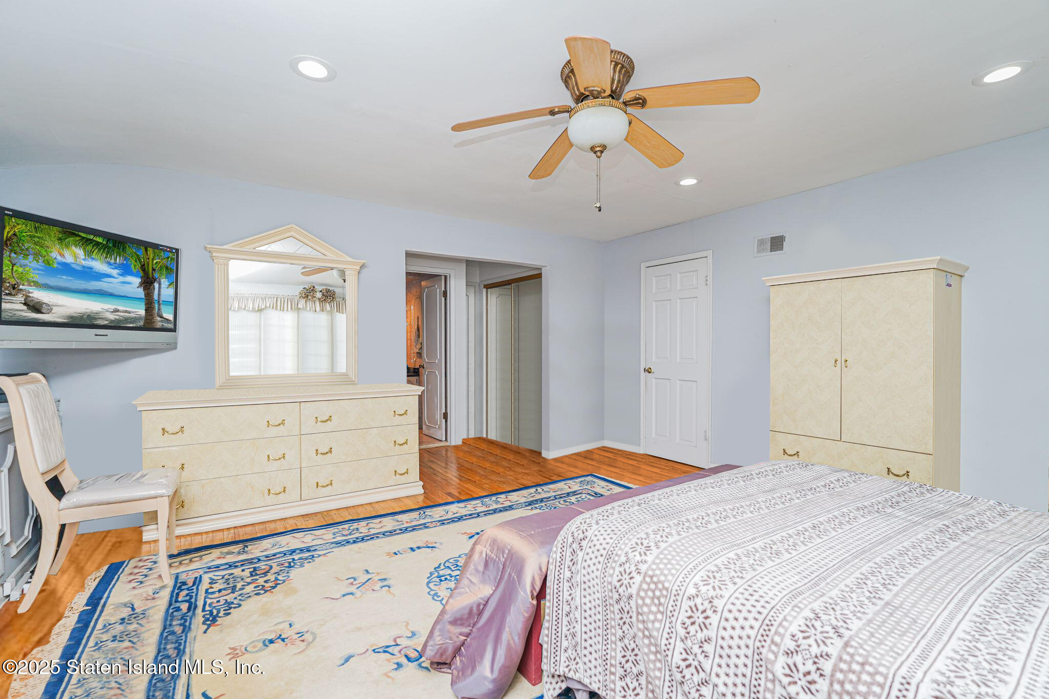 872 Edgegrove Avenue Staten Island, NY 10309 - Photo 13 of 26 Photo Jan 24 2025, 3 55 48 PM