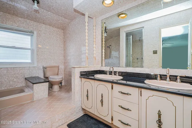 $1,299,999 | 872 Edgegrove Avenue | Woodrow