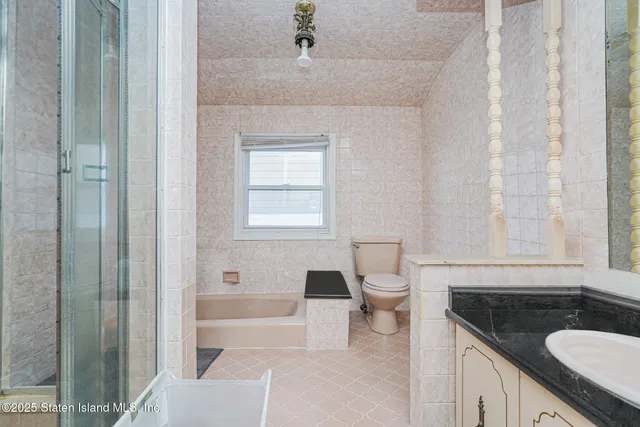 $1,299,999 | 872 Edgegrove Avenue | Woodrow