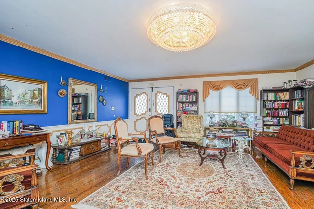 $1,299,999 | 872 Edgegrove Avenue | Woodrow