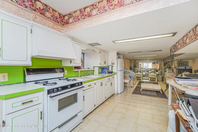 $1,299,999 | 872 Edgegrove Avenue | Woodrow