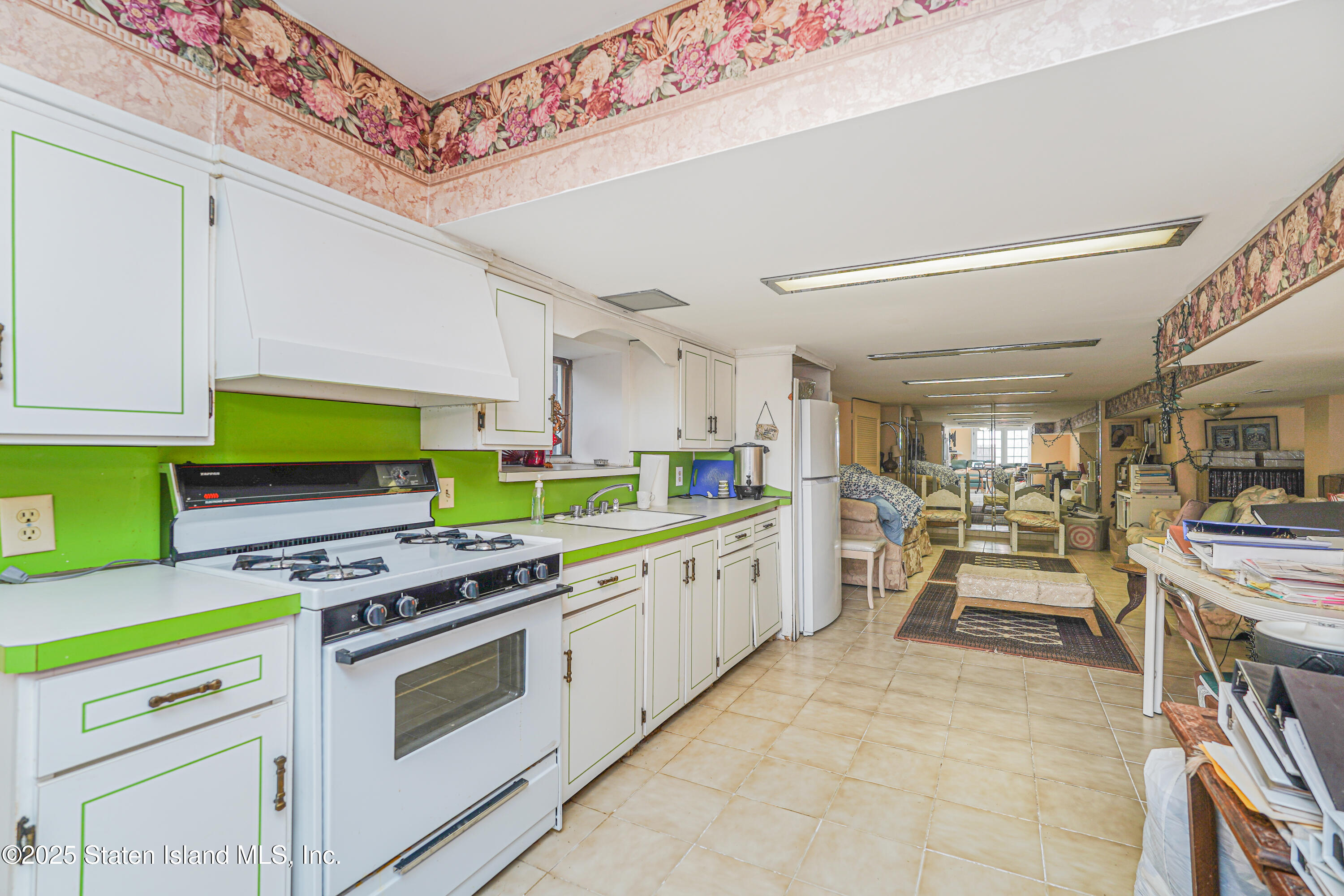 872 Edgegrove Avenue Staten Island, NY 10309 - Photo 23 of 26 Photo Jan 24 2025, 3 47 47 AM (1)