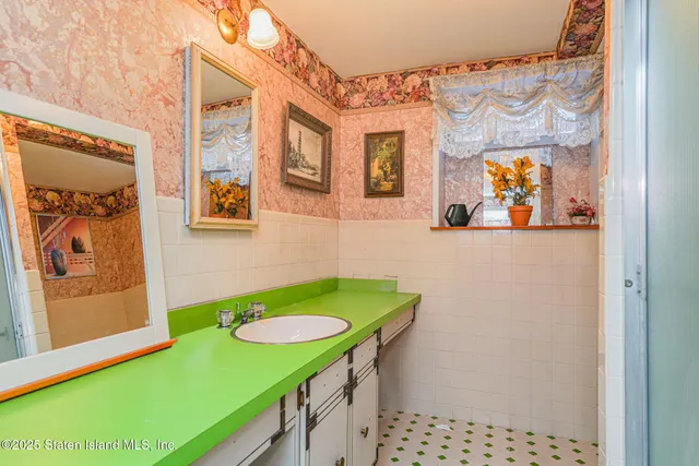 $1,299,999 | 872 Edgegrove Avenue | Woodrow