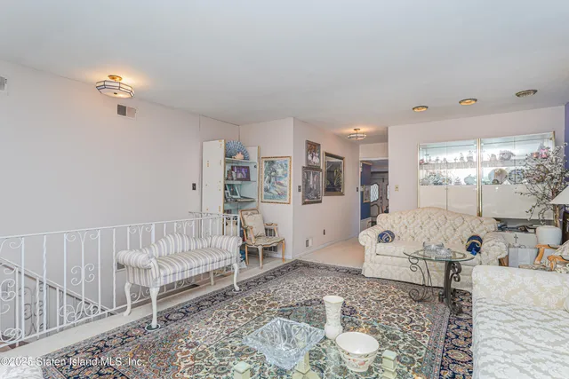 $1,299,999 | 872 Edgegrove Avenue | Woodrow