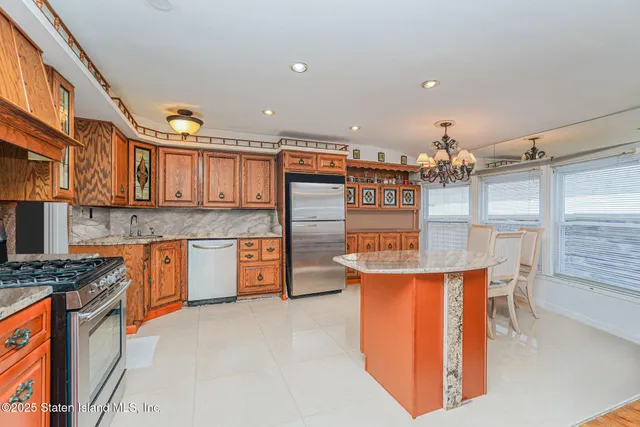 $1,299,999 | 872 Edgegrove Avenue | Woodrow