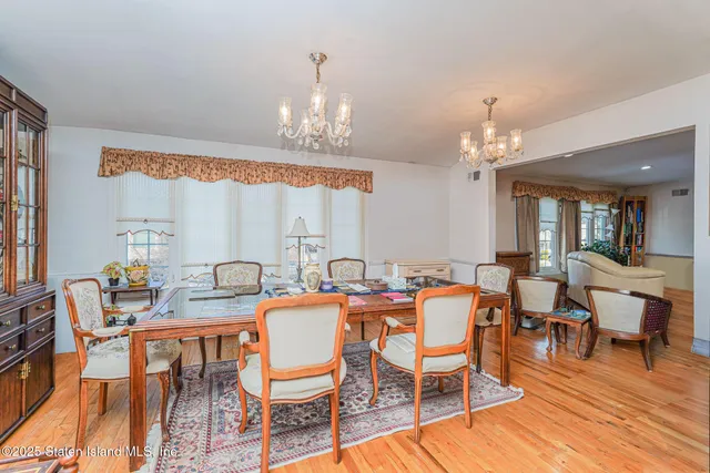 $1,299,999 | 872 Edgegrove Avenue | Woodrow